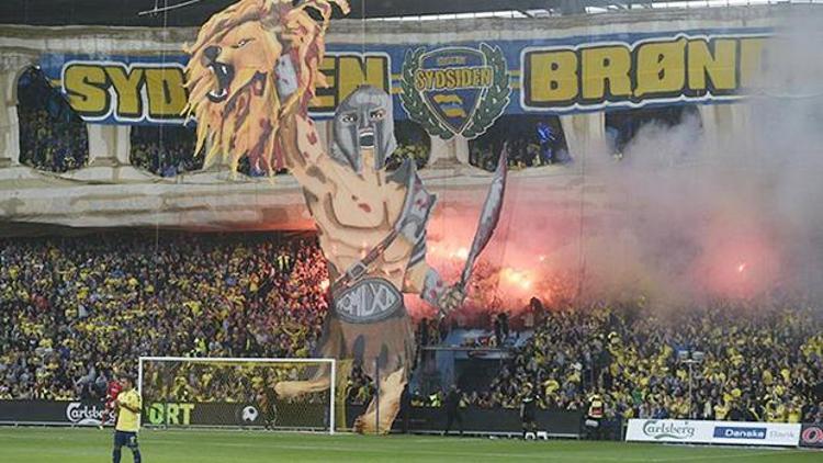 Brondby taraftarlarının açtığı dev pankart olay yarattı