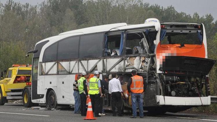 Kamyon, arıza şeridindeki otobüse çarptı: 2 ölü, 4 yaralı