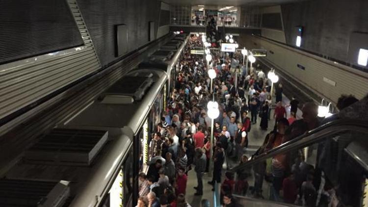 İzmirde metro seferlerinde aksama