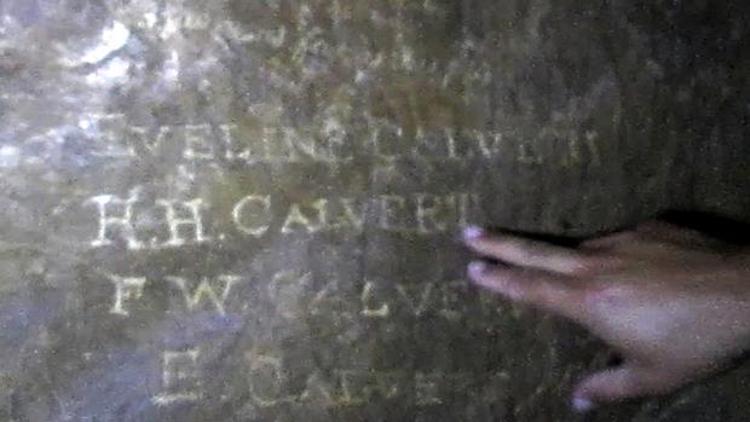 Troia ilk kazıyı yapan Calvert, ailesinin adını mağaraya yazdı