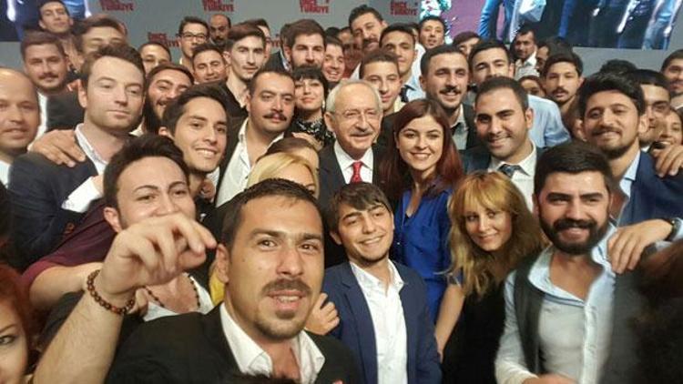 Gençler, Kılıçdaroğlu ile selfie çekti