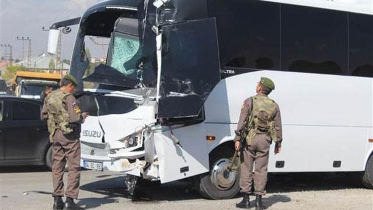Ağrıda askeri servisle kamyonet çarpıştı: 11 yaralı