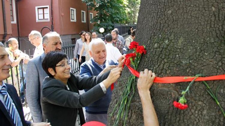 Mahalleye kırmızı kurdele kaymakama siyah çelenk