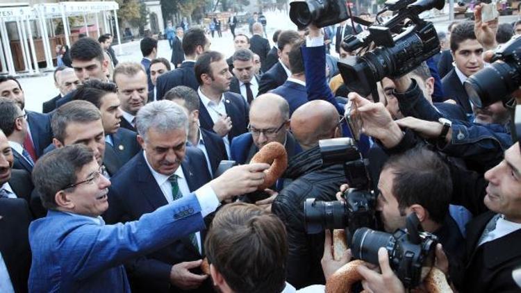 Başbakan Davutoğlu Eyüp Sultanda sabah namazı kıldı