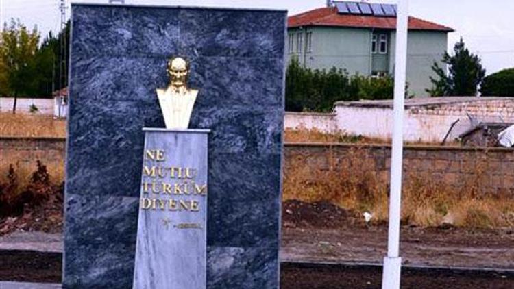 Atatürk’ün heykeli gitti, büstü geldi