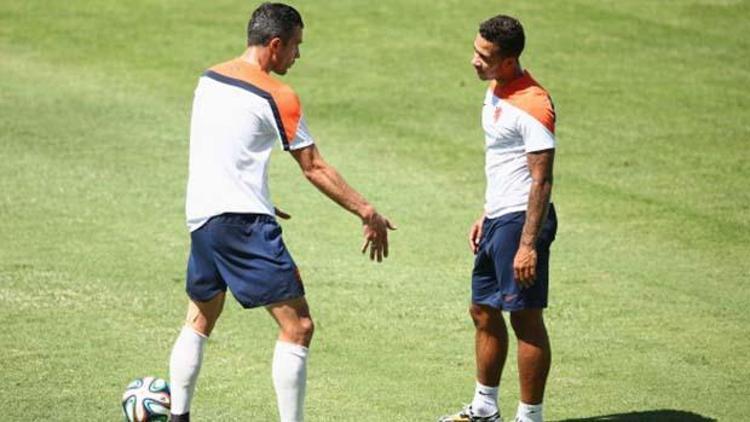 Van Persie ve Depay idmanda kapıştı