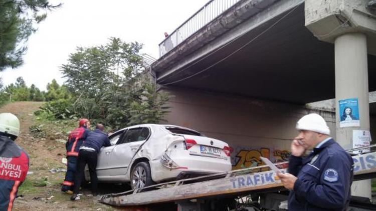 Ataköyde virajı alamayan otomobil köprüden uçtu: 4 yaralı