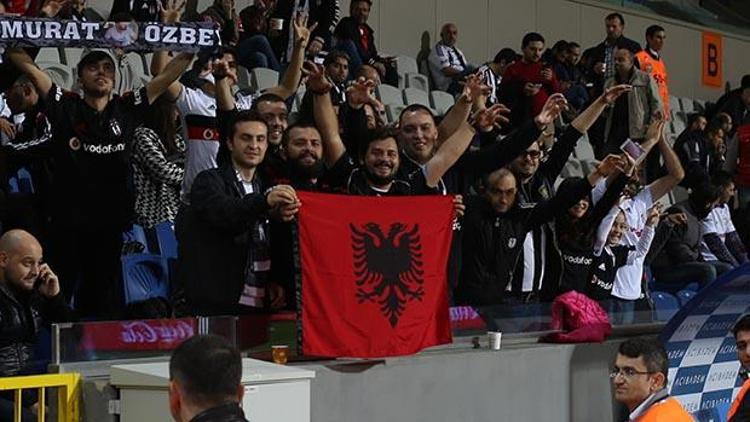 Beşiktaş taraftarı Sırp Tosice Arnavutluk bayrağı gösterdi