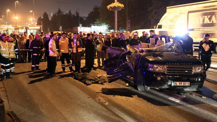 Lüks cip kamyona çarpıp metrobüs yoluna girdi