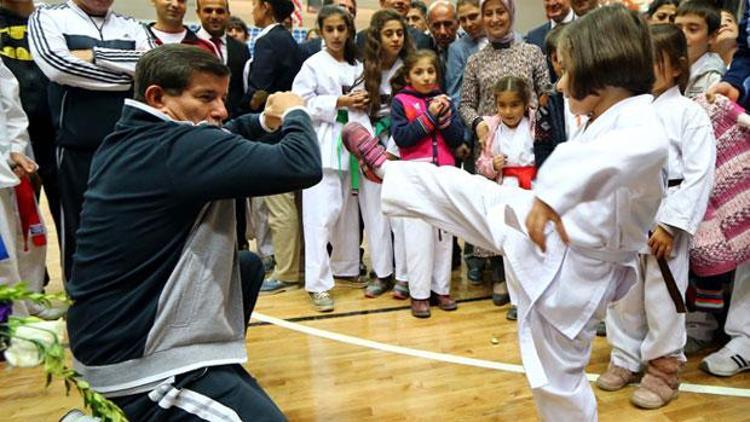 Başbakan Davutoğlu spor salonu açılışı yaptı