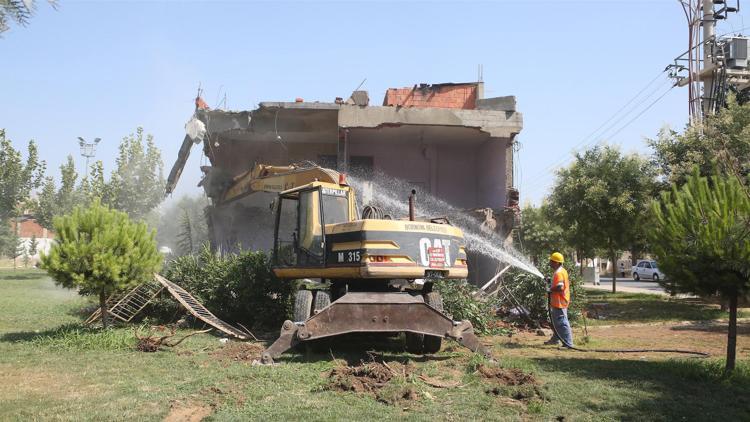 Bornova’da ruhsatsız yapıya geçit yok