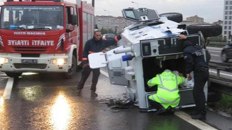 İstanbulda zırhlı polis aracı kaza yaptı: 2 yaralı