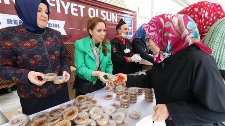 Eyüp Sultan Meydanı’nda aşure dağıtımı