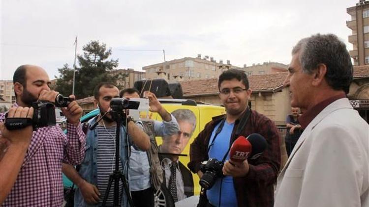 Mardinin bağımsız adayı boş alanda miting yaptı