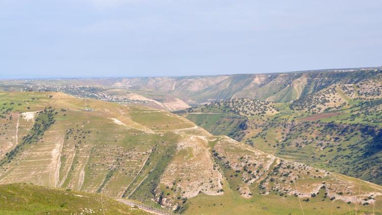 İsrail vatandaşı Arap bir genç Golan Tepelerini paraşütle aşarak Suriyeye geçti