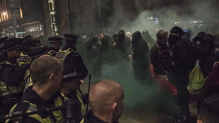 İngiltere’de protestocular mültecilere destek için tren garı bastı