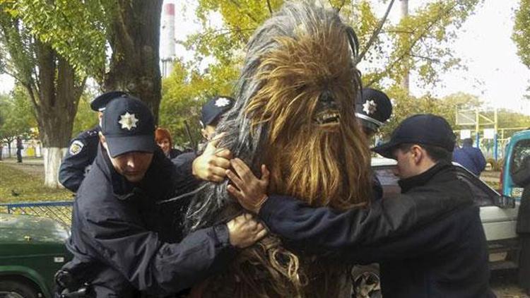 Ukrayna polisi Chewbaccayı gözaltına aldı