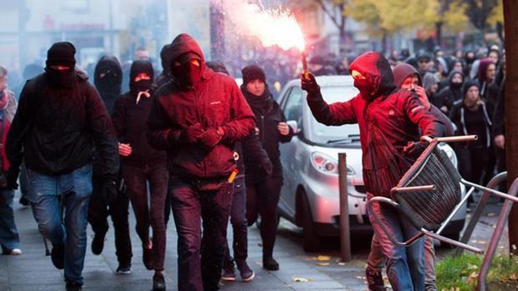 Kölnde aşırı sağa karşı protesto