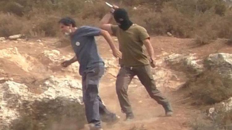 Bıçaklı İsrailli, zeytin hasadı yapan Filistinlilere desteğe gelen aktiviste saldırdı