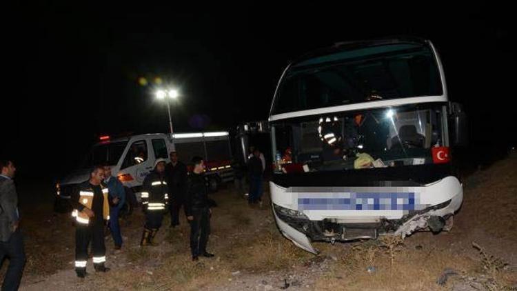Aksarayda yolcu otobüsü şarampole düştü: 18 yaralı