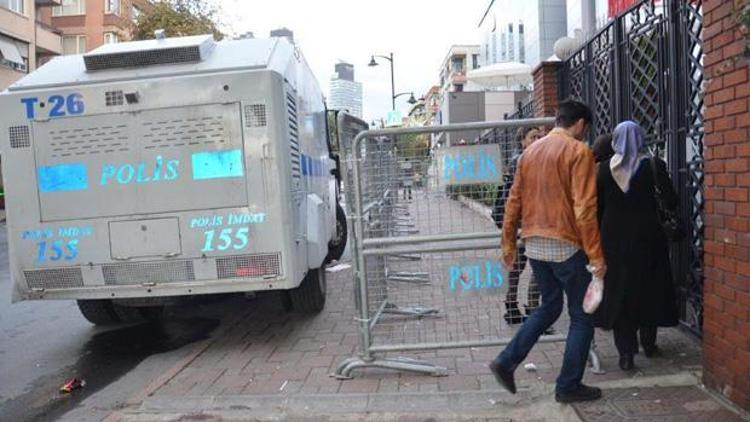 Polis, İpek Medya Grubu binasında çalışanlara kimlik kontrolü yaptı