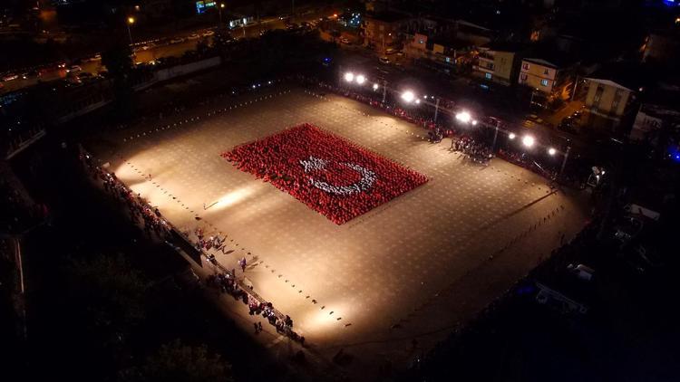 2 bin 15 kişiyle dev Türk bayrağı