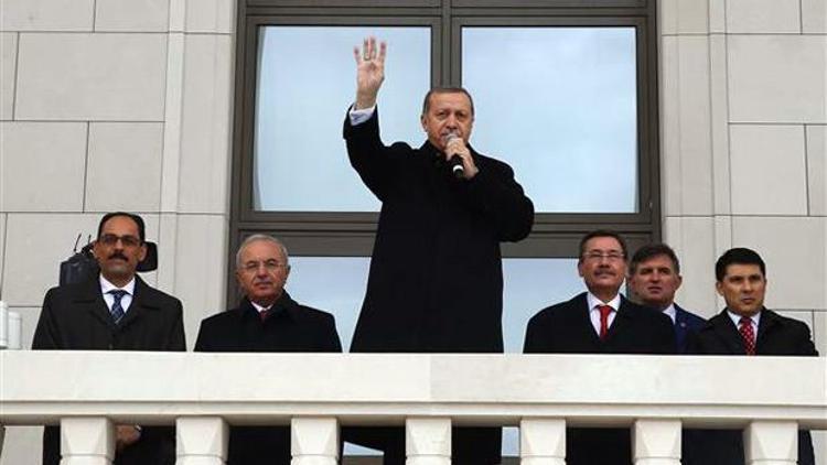 Cumhurbaşkanı Erdoğan Sarayın balkonundan halkı selamladı