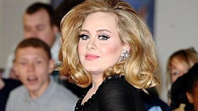 Adele sahnelere dönüşünü Glastonbury’de yapacak