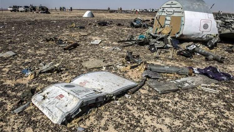 Mısırda düşen uçak havada parçalanmış