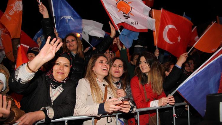 Balıkesir AK Partiden havai fişekli kutlama