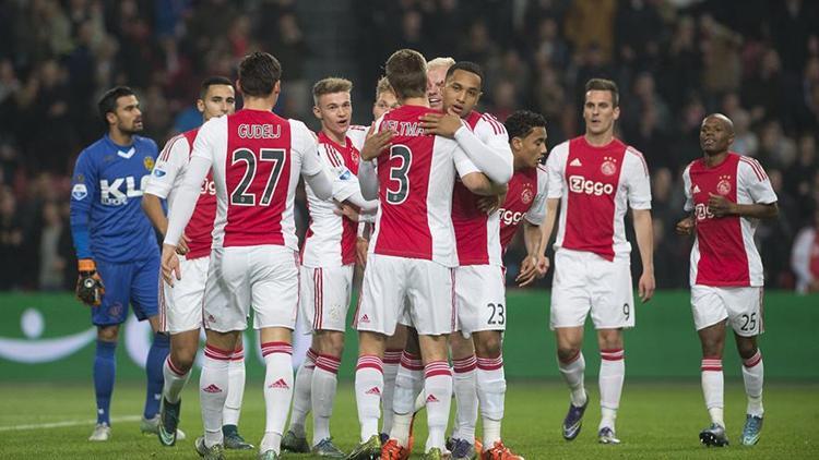 Ajax liderliğini sürdürüyor