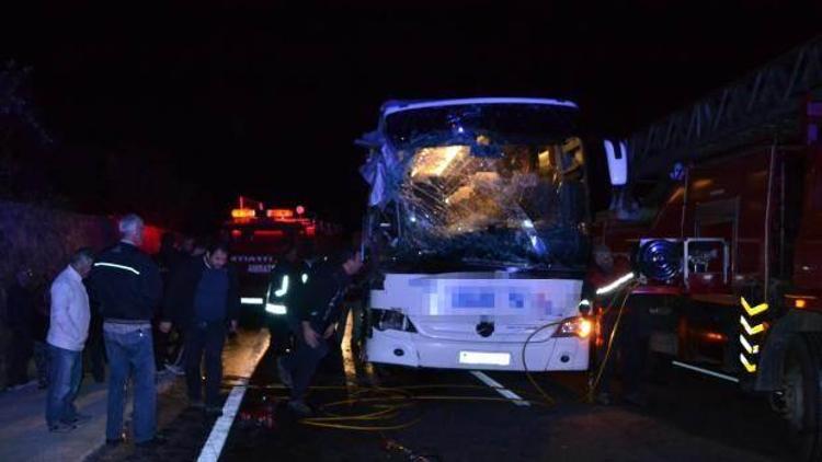Yolcu otobüsü, önündeki TIRa çarptı: 11 yaralı