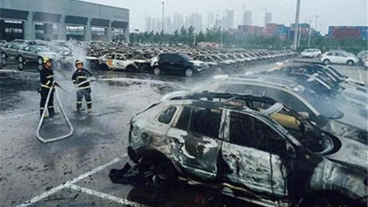 Çindeki patlamada Volkswagenin binlerce aracı yandı