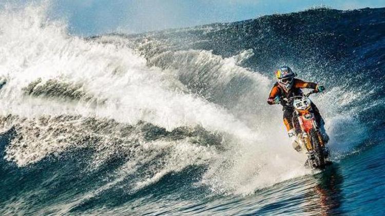Motosiklet ile dalgaların üstünde sörf keyfi