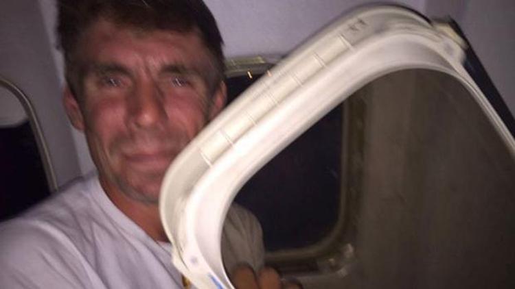 Havadayken yolcu uçağının penceresi elinde kaldı