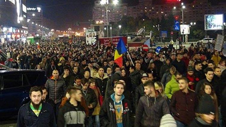 Binlerce Romen sokaklara döküldü, hükümeti istifaya çağırdı