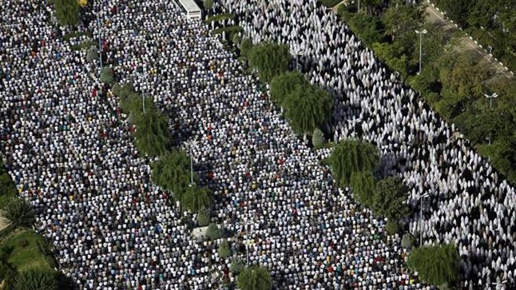 İran bayram namazında mahşer kalabalığı