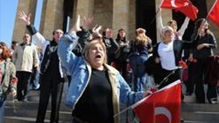 Bakan Avcıya Anıtkabirde protesto