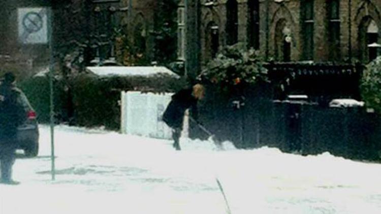 Danimarka Başbakanı kar küredi
