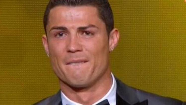 Ronaldo ödülü aldı gözyaşlarını tutamadı
