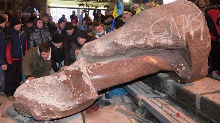 Lenini yıktılar bakın yerine ne koydular