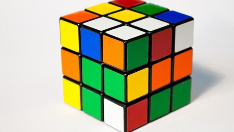 9 yaşında çocuk Rubik küpü 12 saniyeden kısa sürede çözdü