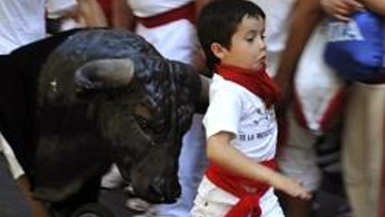 San Fermin Festivalinde boğalar sokaklara döküldü