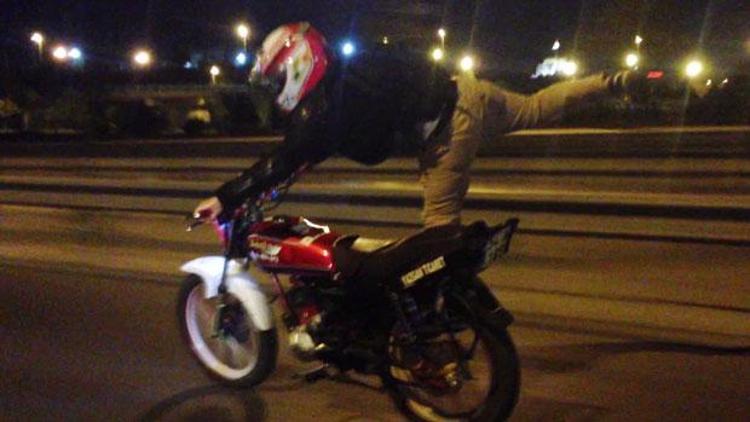 Motosikletli sürücünün D-100’de ölümle dansı