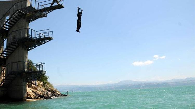 Elleri, ayakları ve gözleri bağlı suya atıldılar