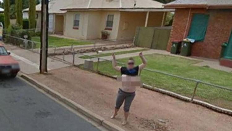 Google Street View aracına göğüslerini gösterdi olanlar oldu