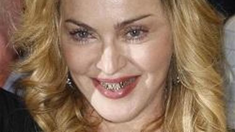Madonna altın diş teli modasına uydu