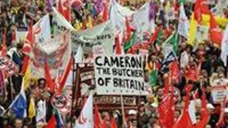 İngiltere kesinti protestoları için sokakta