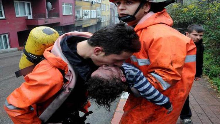 Zonguldakta anne ve oğlunu itfaiye kurtardı