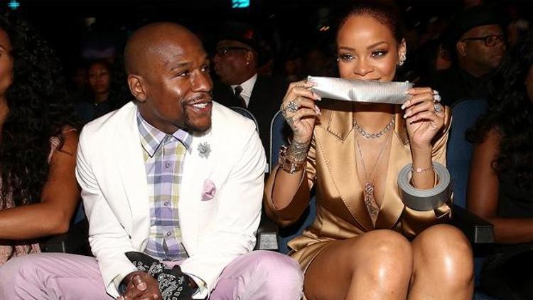 Rihanna Mayweatherin ağzını bantla kapattı